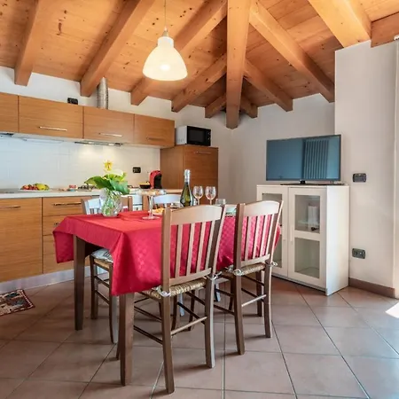 Apartment Mansarda Sole E Lierna